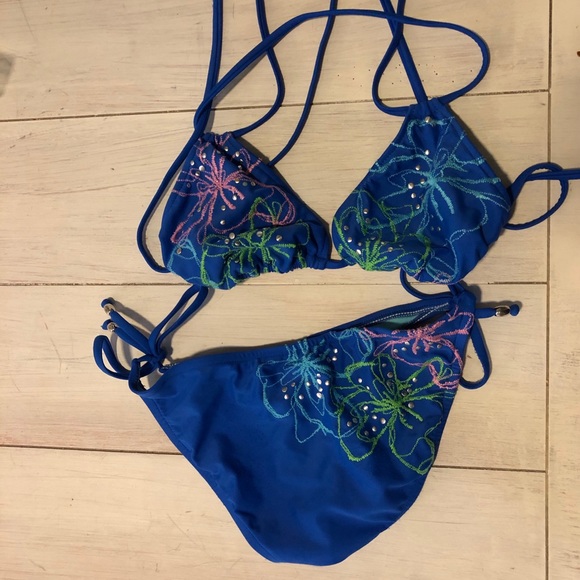 Bikini - Picture 2 of 3